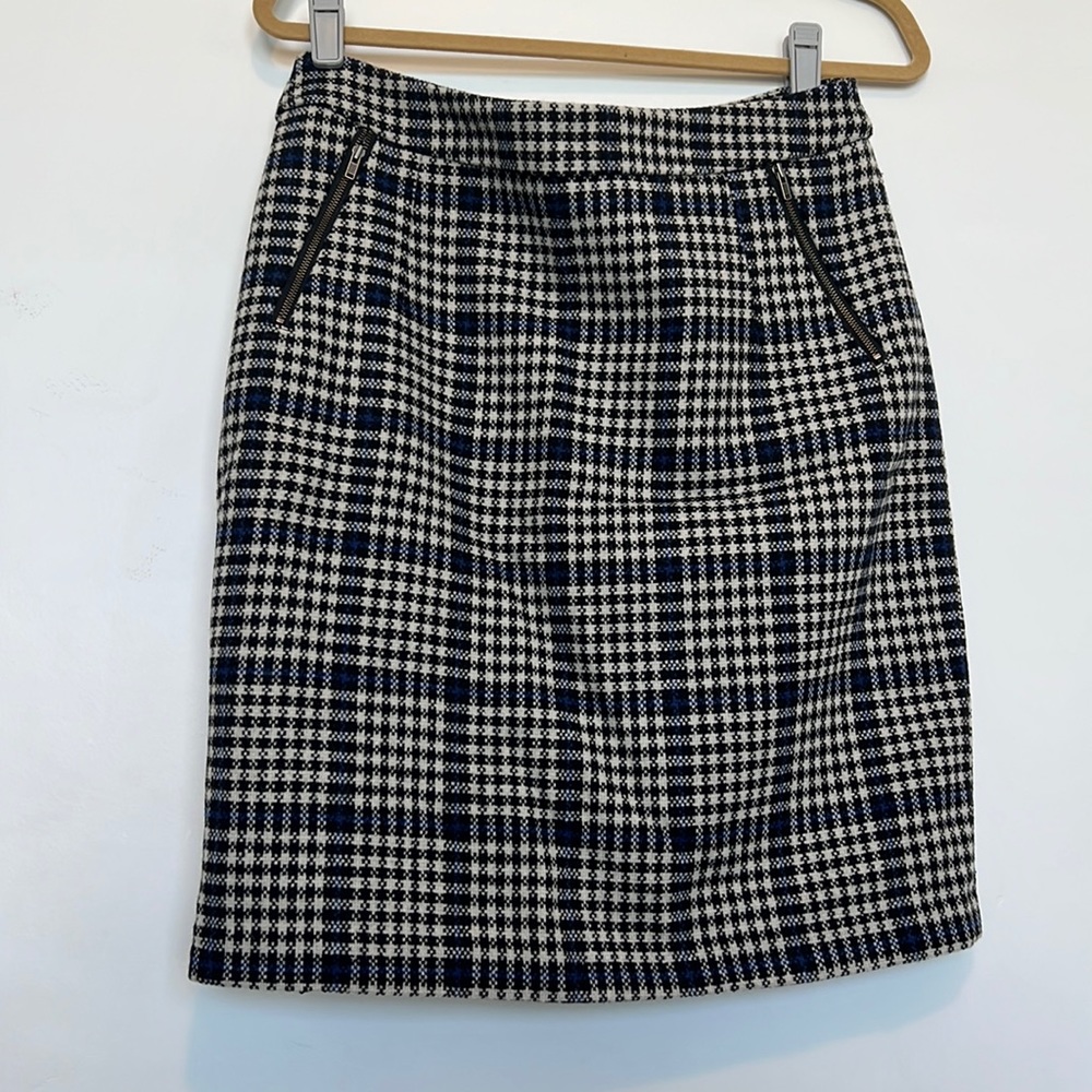 Amazing houndstooth pencil skirt! Fun zipper pocket detailing!